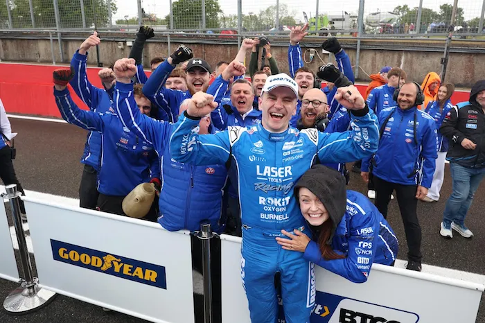 A week of celebration as Árón Taylor-Smith takes victory at Brands Hatch (09/05/2026)